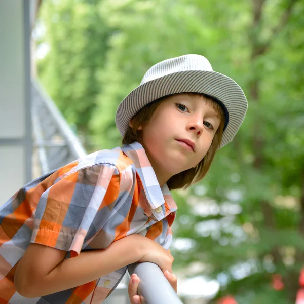 Şapkalı küçük çocuk — Stok fotoğraf