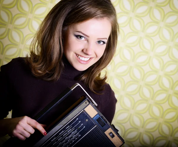 Mujer con radio vintage — Foto de Stock