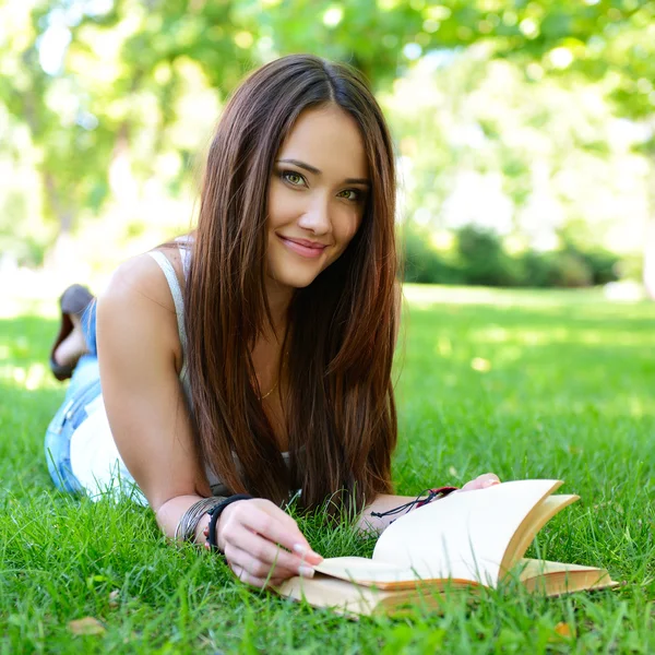 Kız kitap okuyor. — Stok fotoğraf