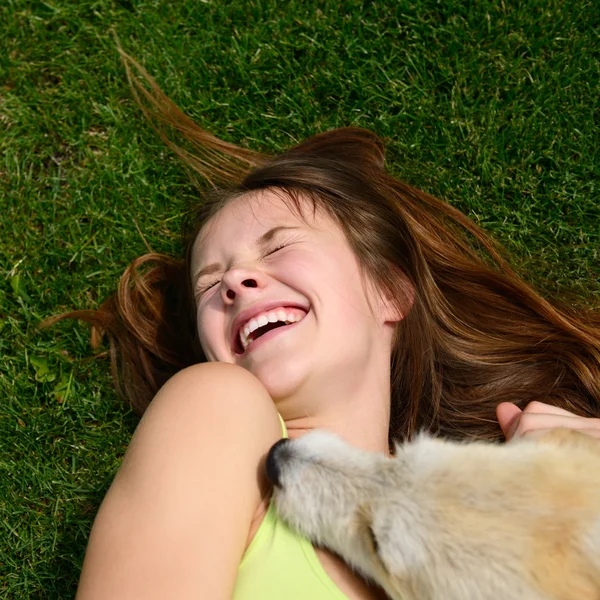 Kız köpekle oynuyor. — Stok fotoğraf