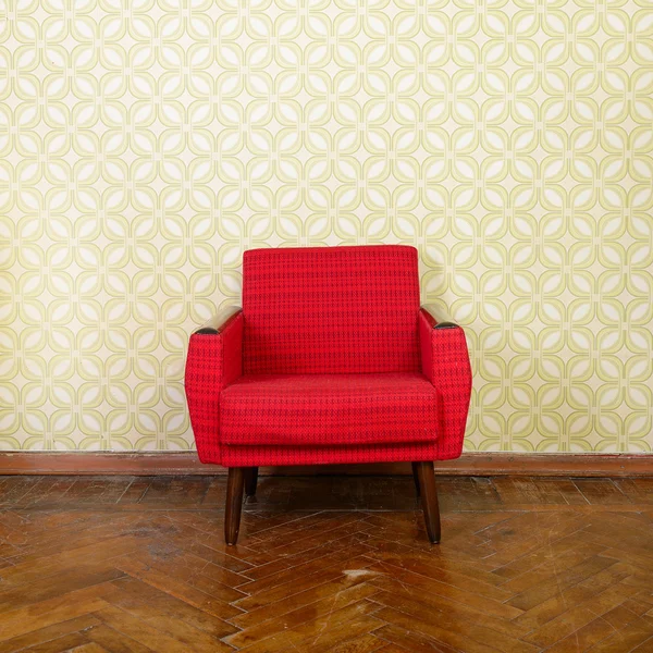 Chambre avec vieux fauteuil rouge — Photo