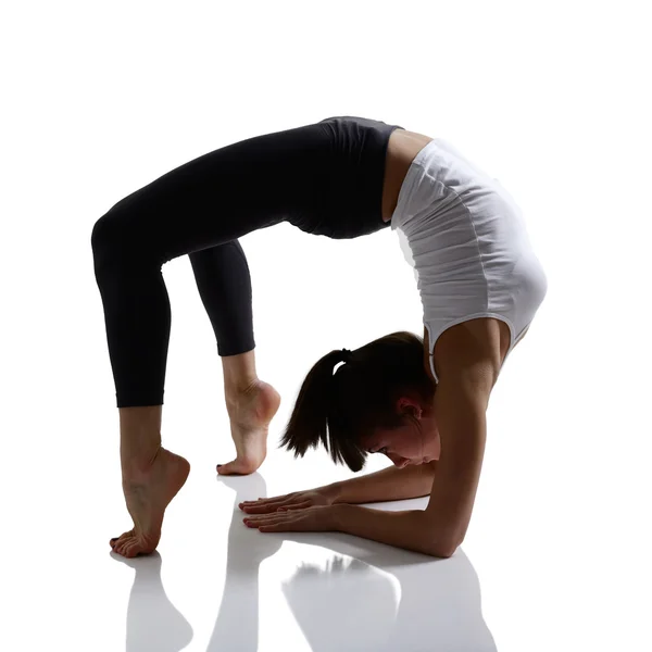 Frau macht Yoga — Stockfoto