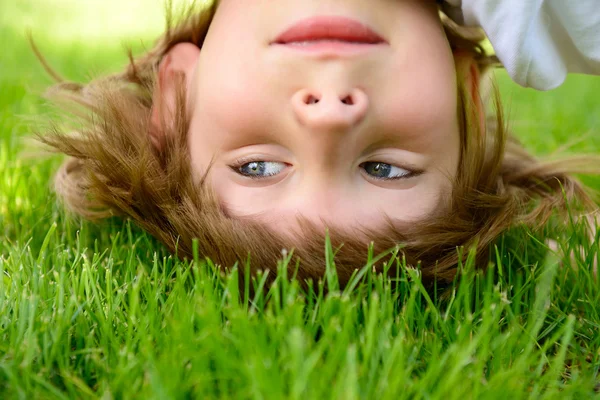 Jongen permanent ondersteboven — Stockfoto