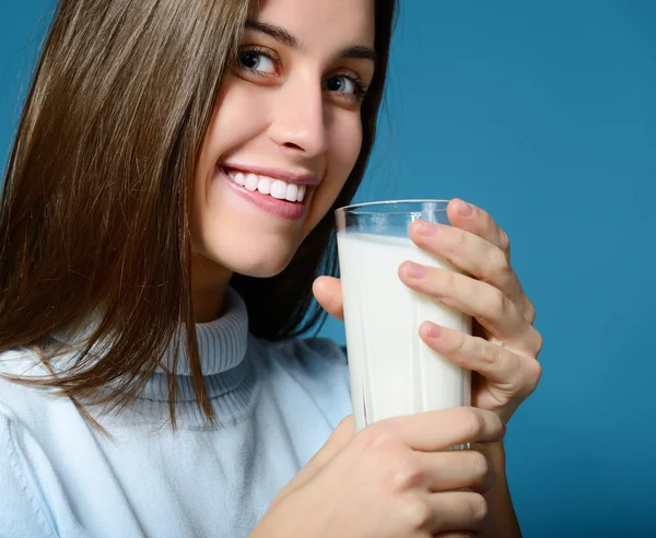 Girl drinking water — Stock Photo, Image