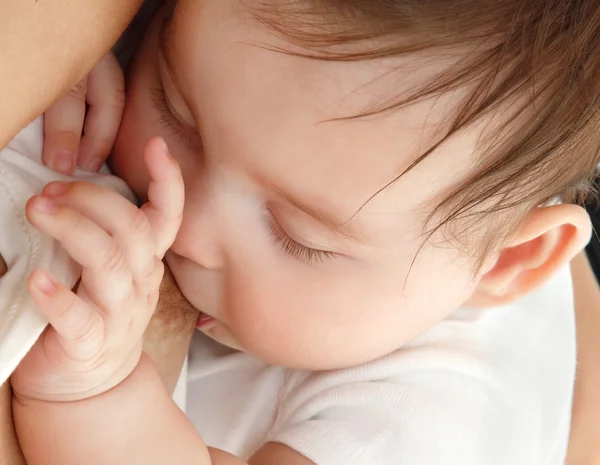 Madre joven amamantando a su bebé — Foto de Stock