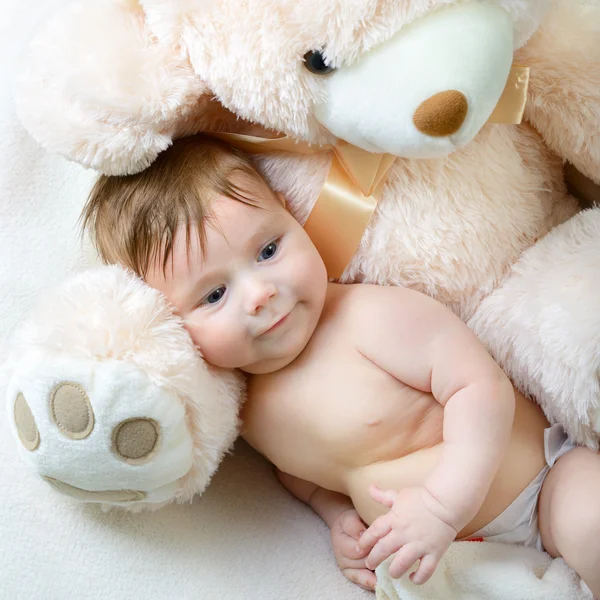 Menino infantil com grande urso de brinquedo — Fotografia de Stock