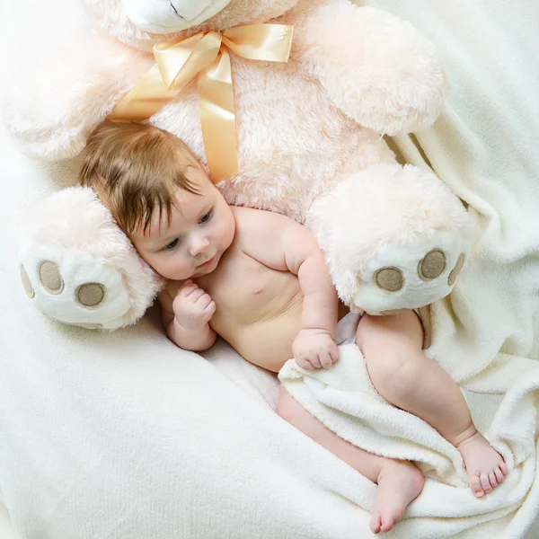 Kojenecká chlapeček s velkými hračka medvěd — Stock fotografie