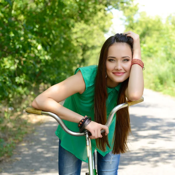 Mujer con bicicleta retro — Foto de Stock