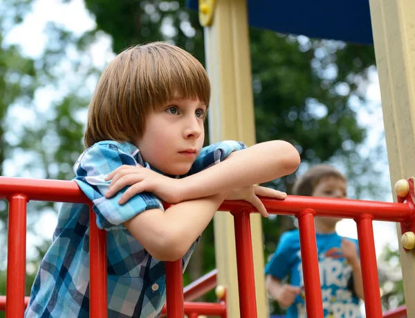 Junge spielt auf Spielplatz — Stockfoto