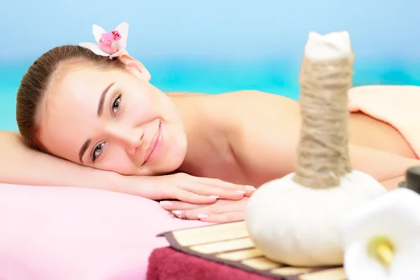 Vrouw in spa salon — Stockfoto