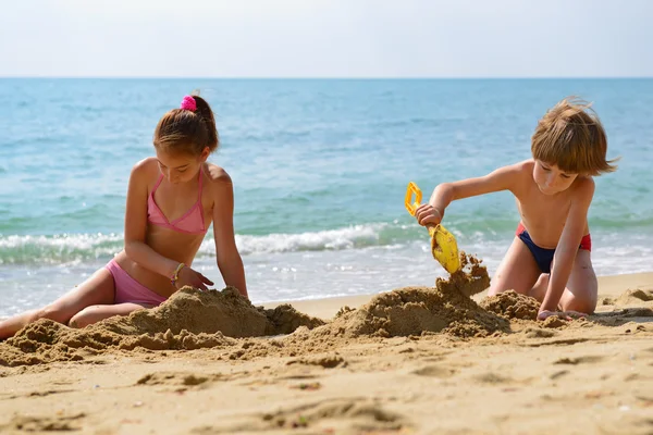 Kız ve erkek kardeşim plajda — Stok fotoğraf