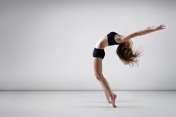 Beautiful woman dancer — Stock Photo, Image