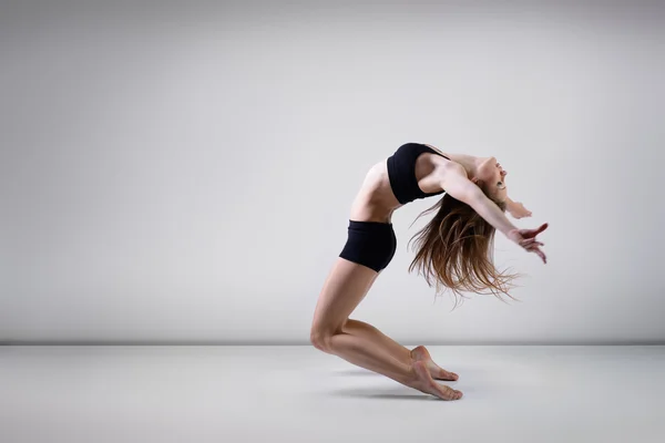 Vacker kvinna dansare — Stockfoto