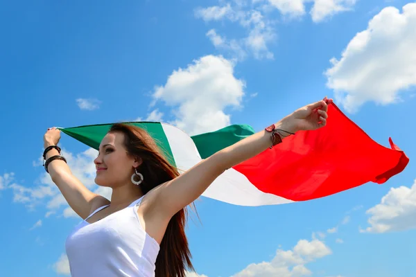 女性の持ち株のイタリアの旗 — ストック写真