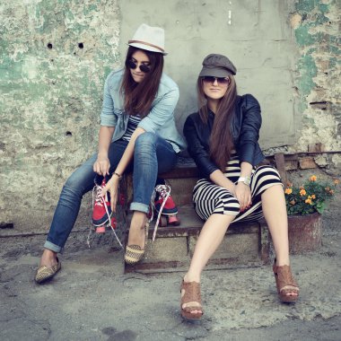 Kızlar birlikte eğleniyor.