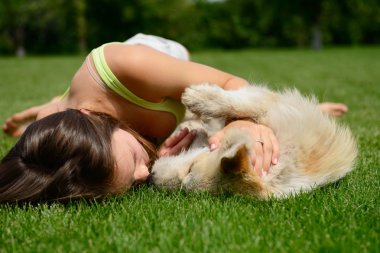 köpeğiyle oynayan kız