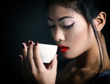 Asyalı kadın ve çay töreni