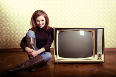 gülümseyen Retro tv oturan kadın