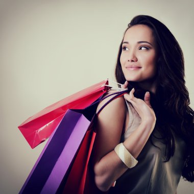 kadın holding renkli alışveriş torbaları