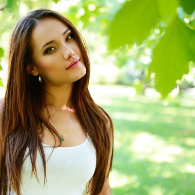 uzun kahverengi saçlı genç kız