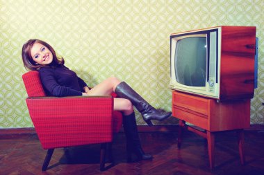 Vintage rooml oturan lsmiling kadın