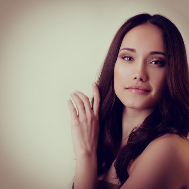 güzel genç esmer kadın