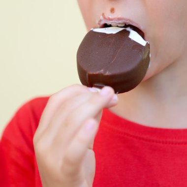 Çocuk dondurma yiyor.