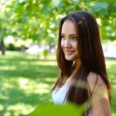 uzun kahverengi saçlı genç kız