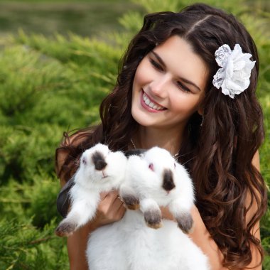 kadın holding iki sevimli tavşan