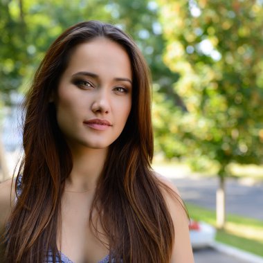 uzun kahverengi saçlı genç kız