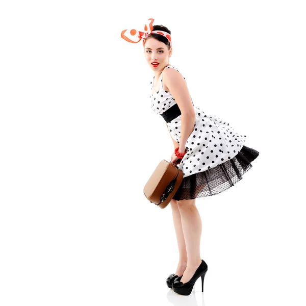 Pinup meisje met koffer in jurk gevlekte — Stockfoto