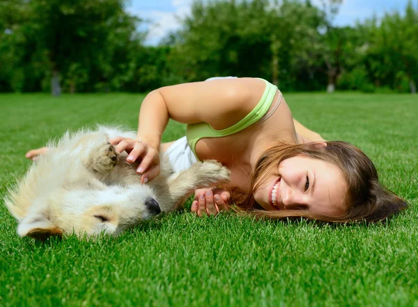 Irl spielt mit ihrem Hund — Stockfoto