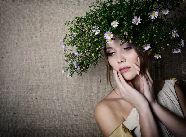 Femme avec couronne de fleurs de champ — Photo