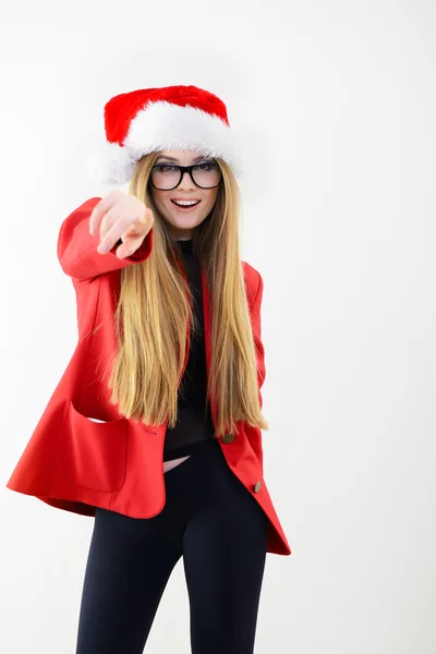 Mädchen mit Weihnachtsmütze zeigt auf — Stockfoto