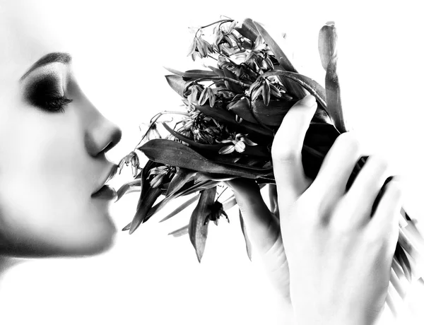 Νεαρή γυναίκα με μπουκέτο λουλούδια — Stok fotoğraf