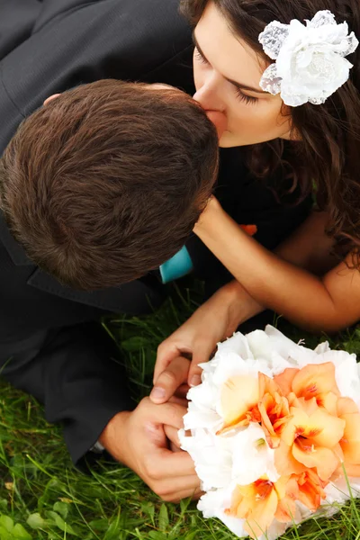 Braut liegt mit verliebtem Bräutigam zusammen — Stockfoto