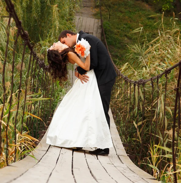 Belle mariée avec goom sur le pont — Photo