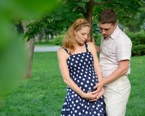 Pareja joven esperando al bebé — Foto de Stock