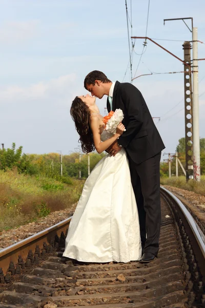 Mariée avec marié sur chemin de fer — Photo