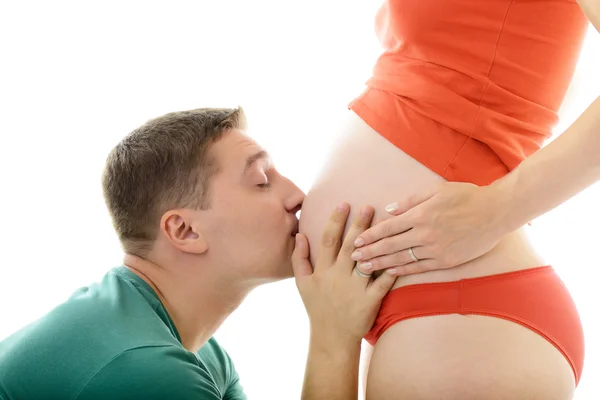 Молодая пара ждет ребенка — стоковое фото