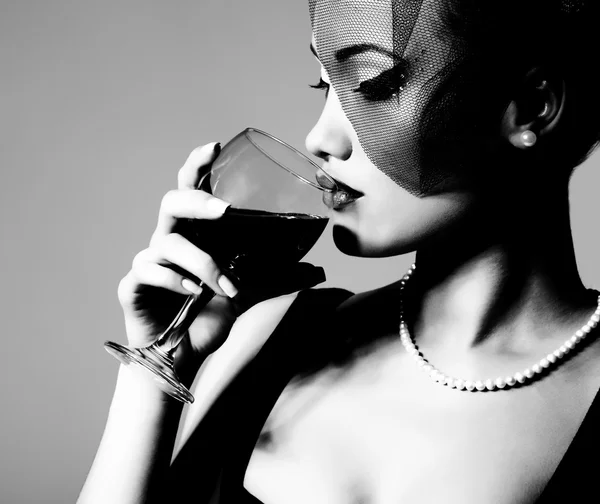 Ung kvinna med glas vin — Stockfoto