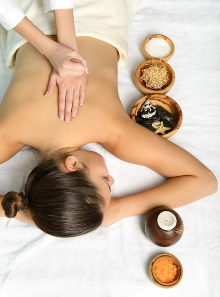 Vrouw in spa omgeving krijgt massage — Stockfoto