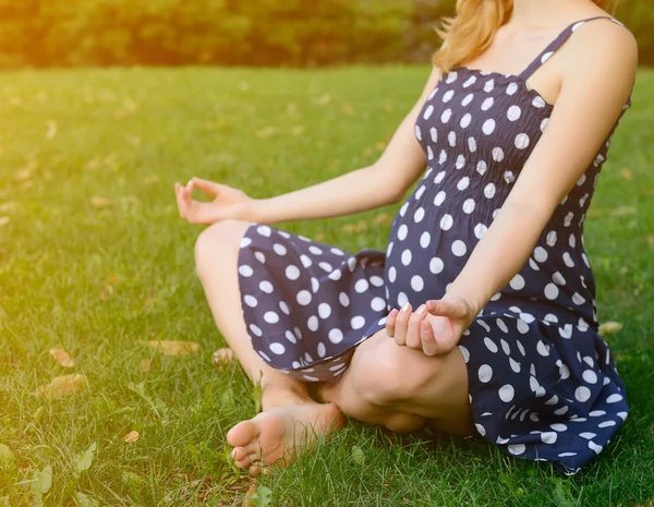 Vrouw ontspannen in meditatie in park — Stockfoto