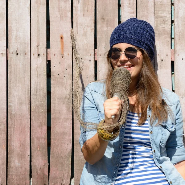 Belle fille avec des lunettes chantant — Photo