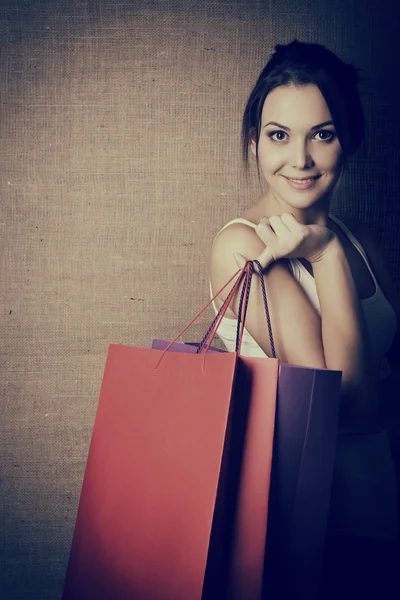 Niña sosteniendo bolsas de colores — Foto de Stock