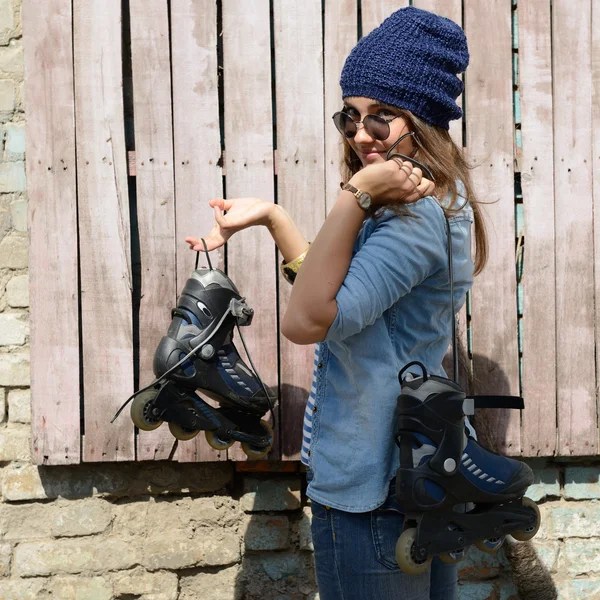 Meisje met rolschaatsen — Stockfoto