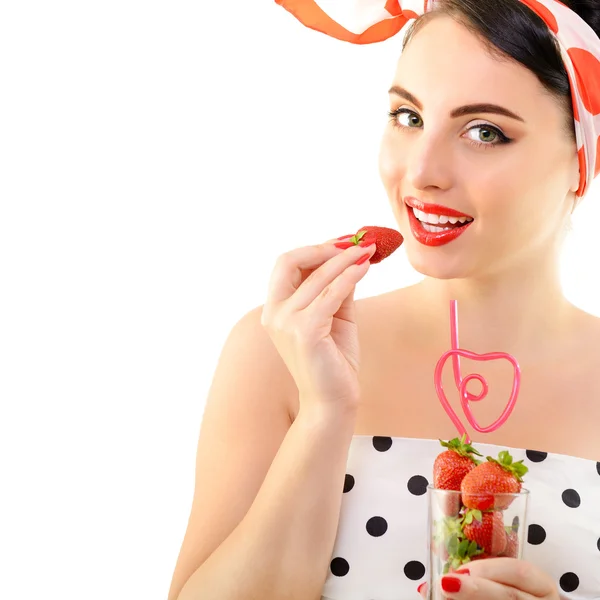 Vrouw in pin-up stijl met aardbeien — Stockfoto