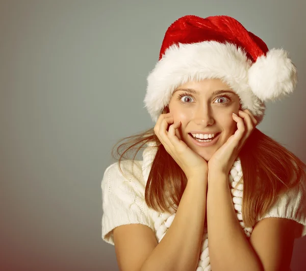 Menina alegre no chapéu de Papai Noel — Fotografia de Stock