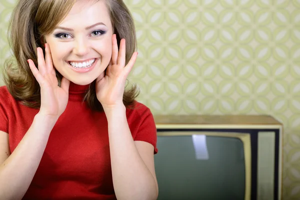 Sorrindo mulher extática no quarto vintage — Fotografia de Stock