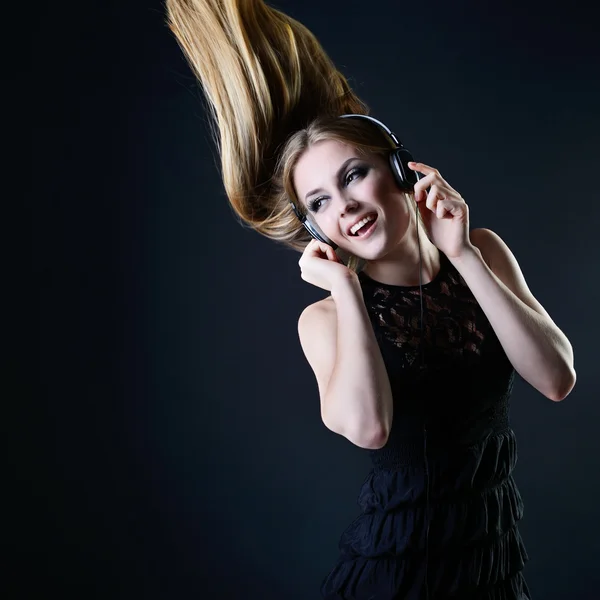 Όμορφη γυναίκα με ακουστικά — Φωτογραφία Αρχείου